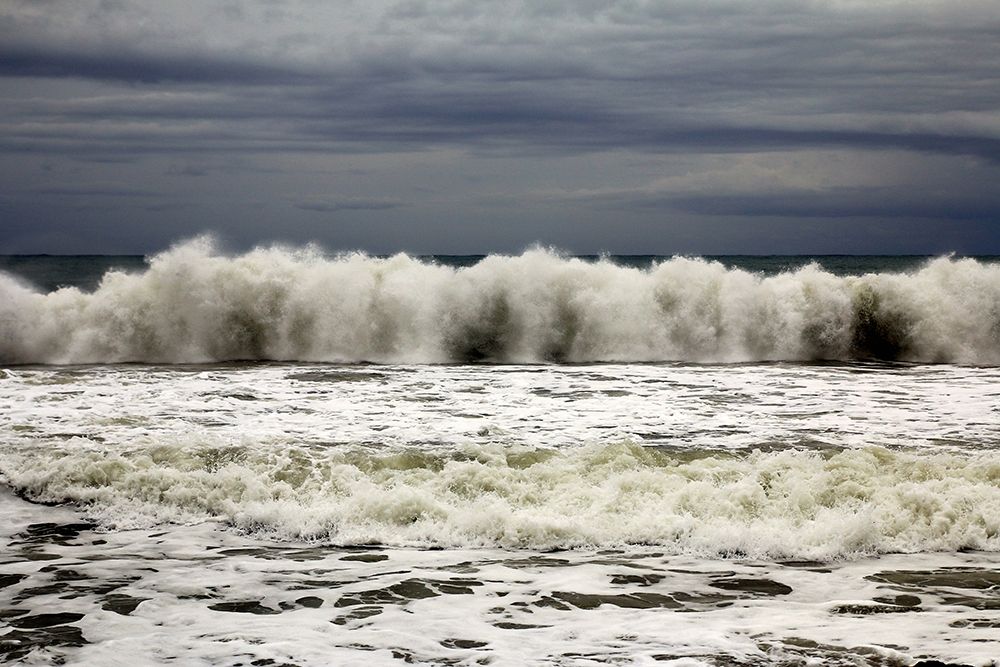 Wall Art Painting id:195424, Name: Sea with wave backwash in a cloudy day, Artist: Giovanni, Saiu