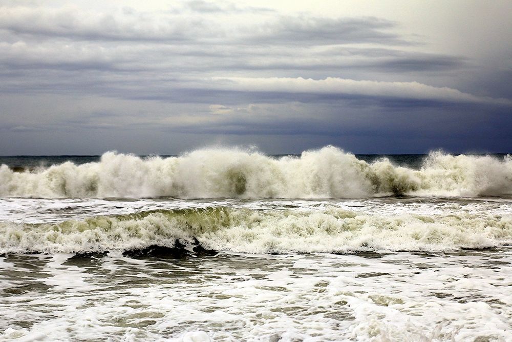 Wall Art Painting id:195437, Name: Majestic waves crashing in a cloudy day, Artist: Giovanni, Saiu